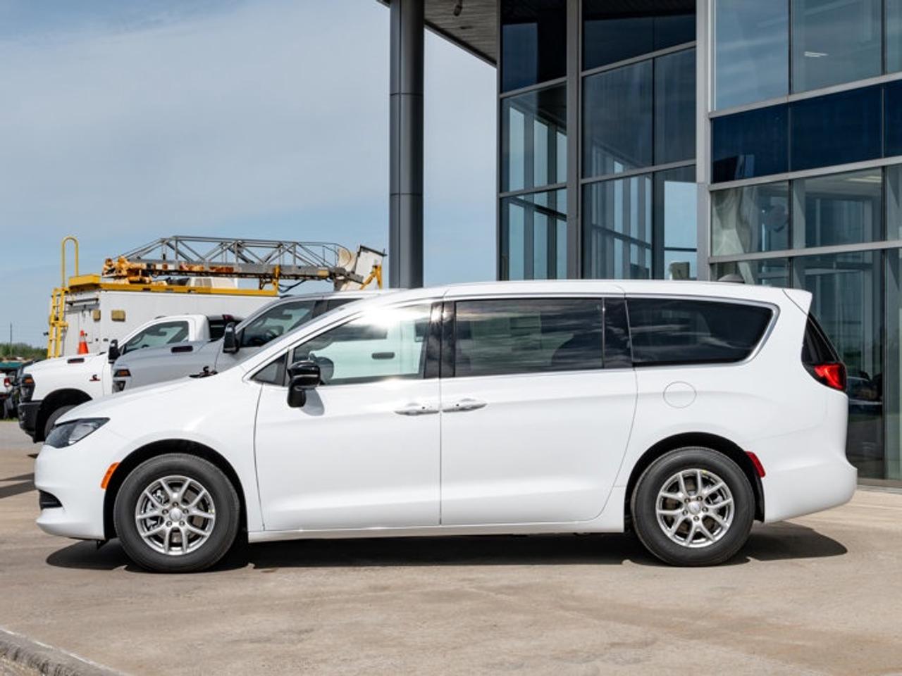 2027 Dodge Grand Caravan SXT Photo4
