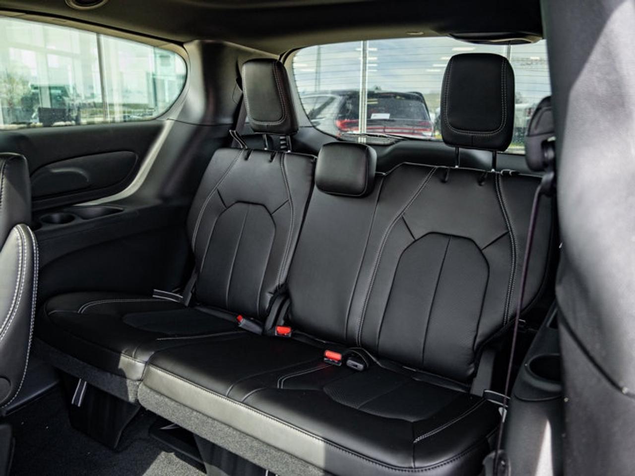 2027 Chrysler Pacifica Select Photo