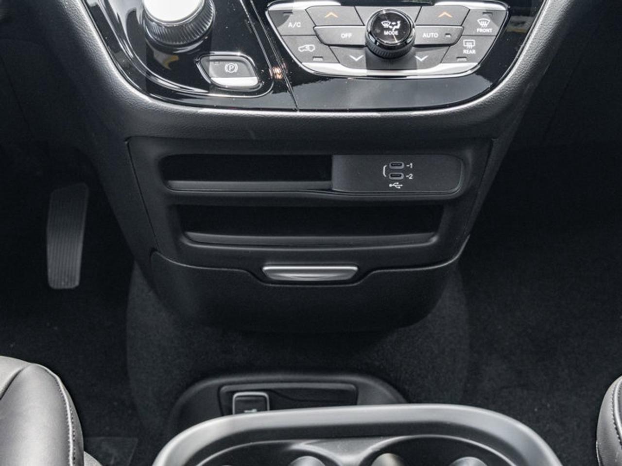 2027 Chrysler Pacifica Select Photo
