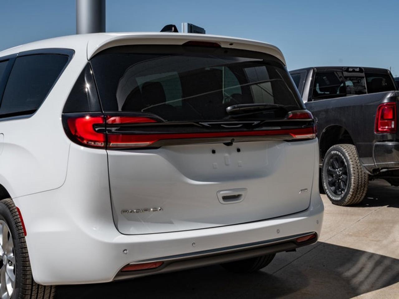 2027 Chrysler Pacifica Select Photo
