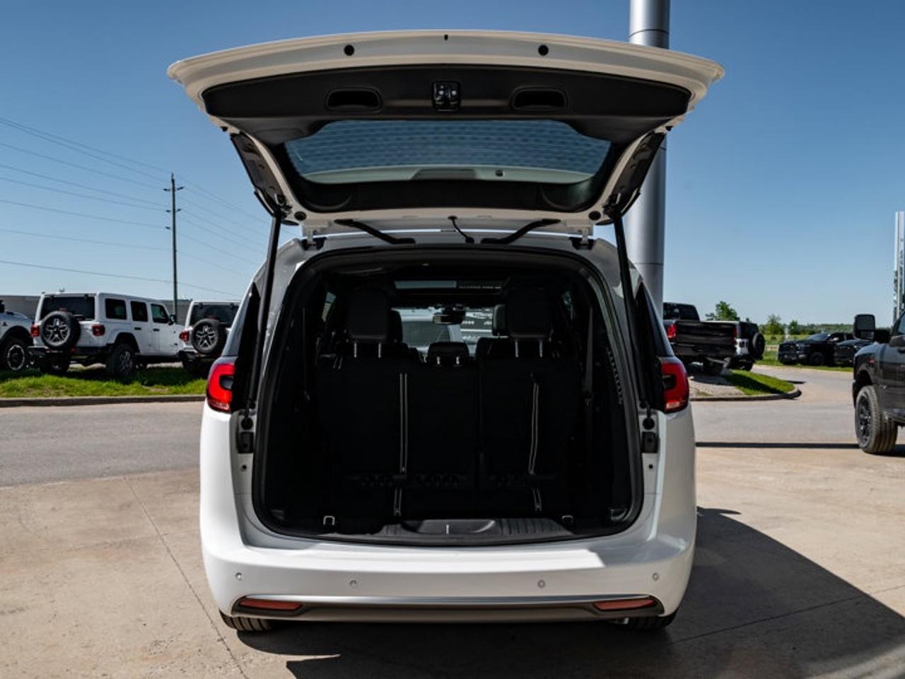 2027 Chrysler Pacifica Select Photo