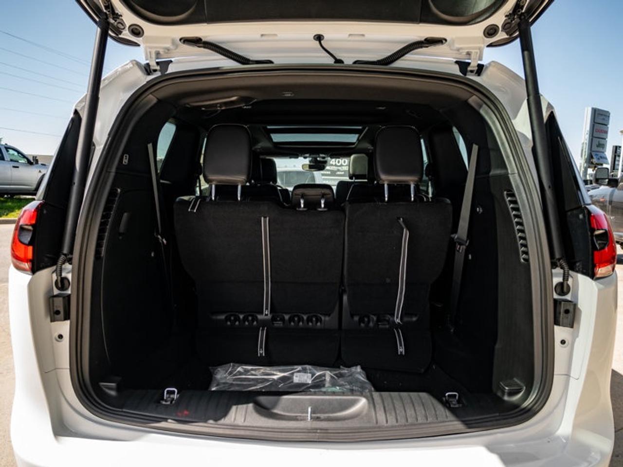 2027 Chrysler Pacifica Select Photo
