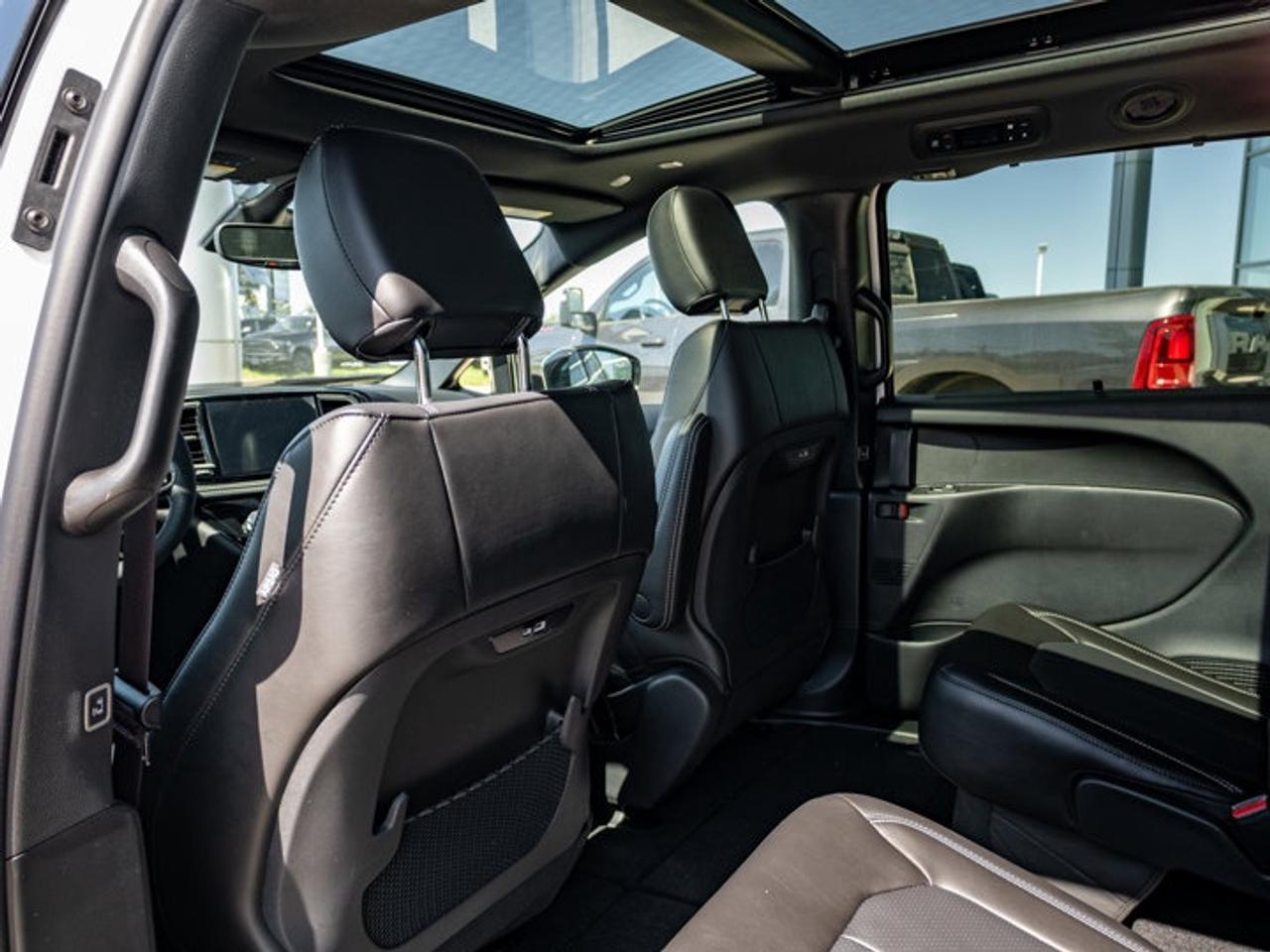 2027 Chrysler Pacifica Select Photo