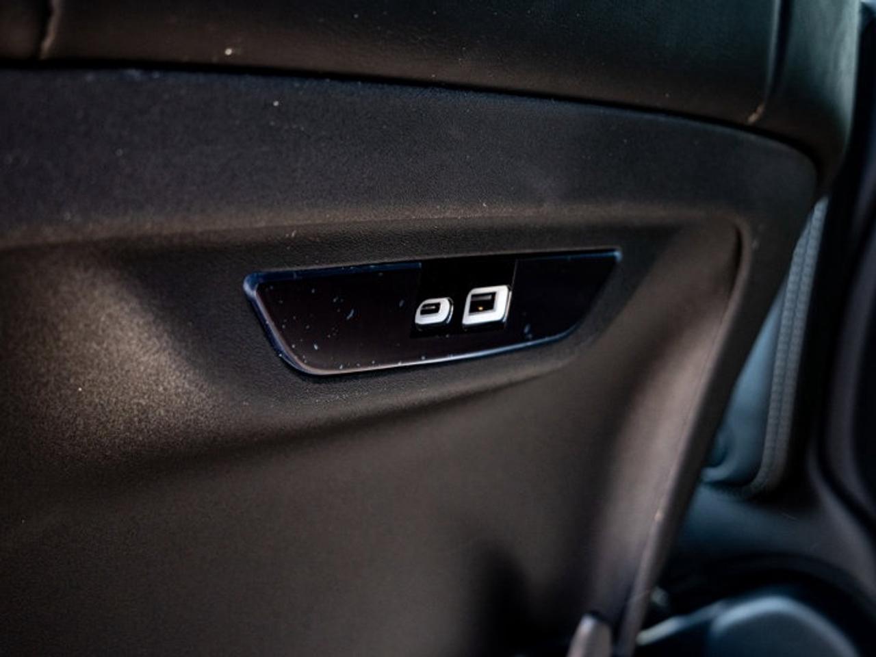 2027 Chrysler Pacifica Select Photo
