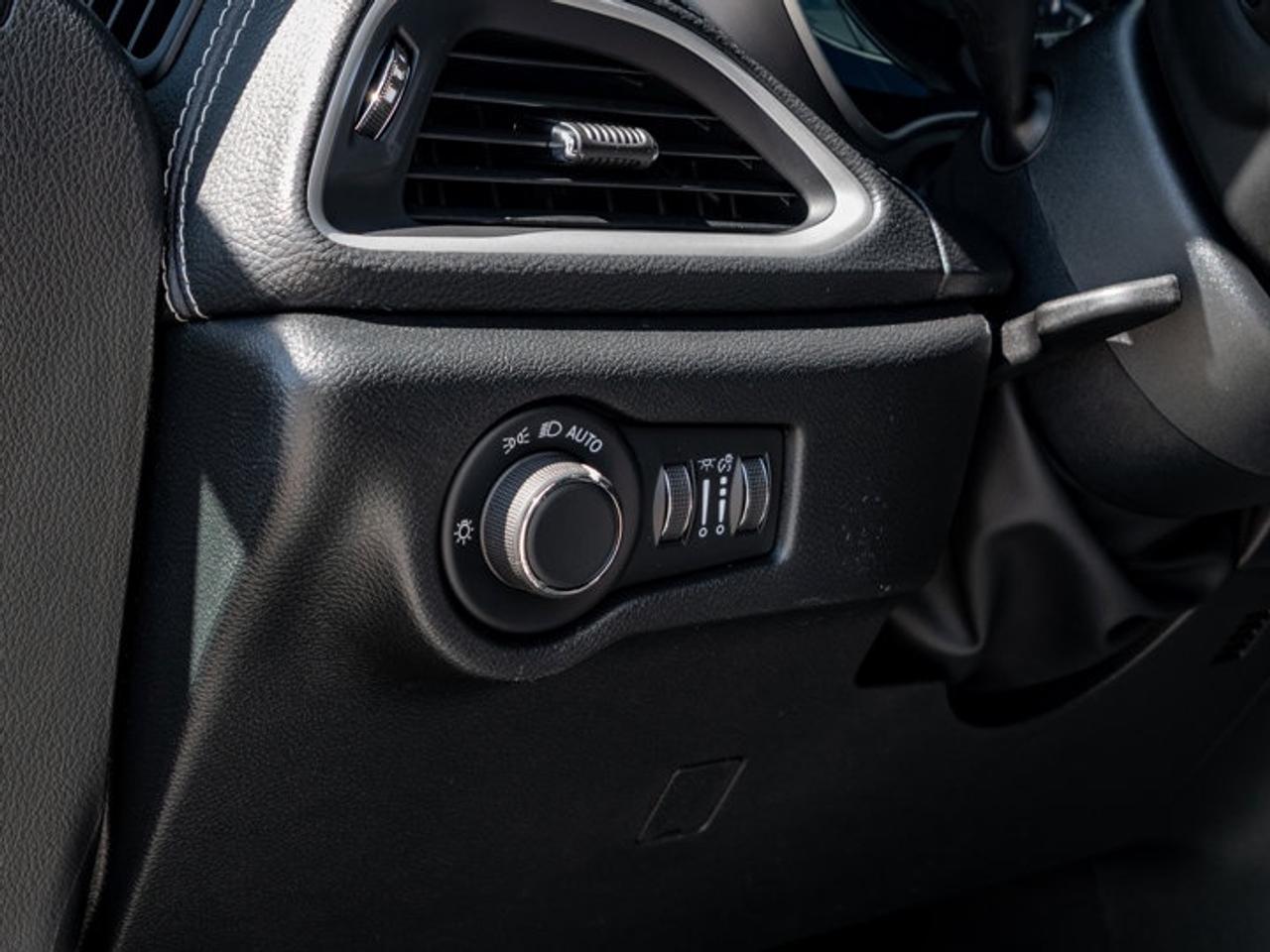 2027 Chrysler Pacifica Select Photo