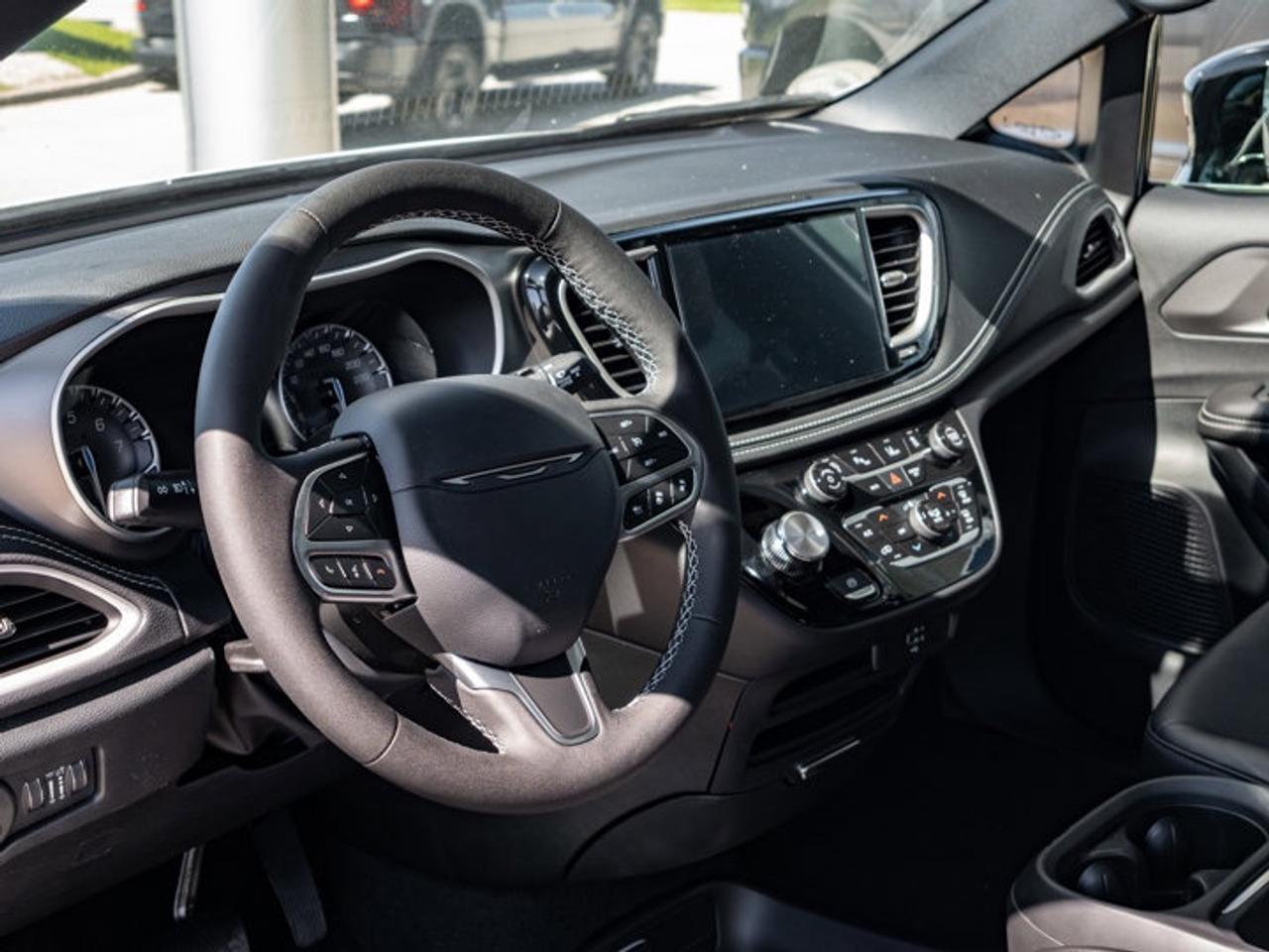 2027 Chrysler Pacifica Select Photo