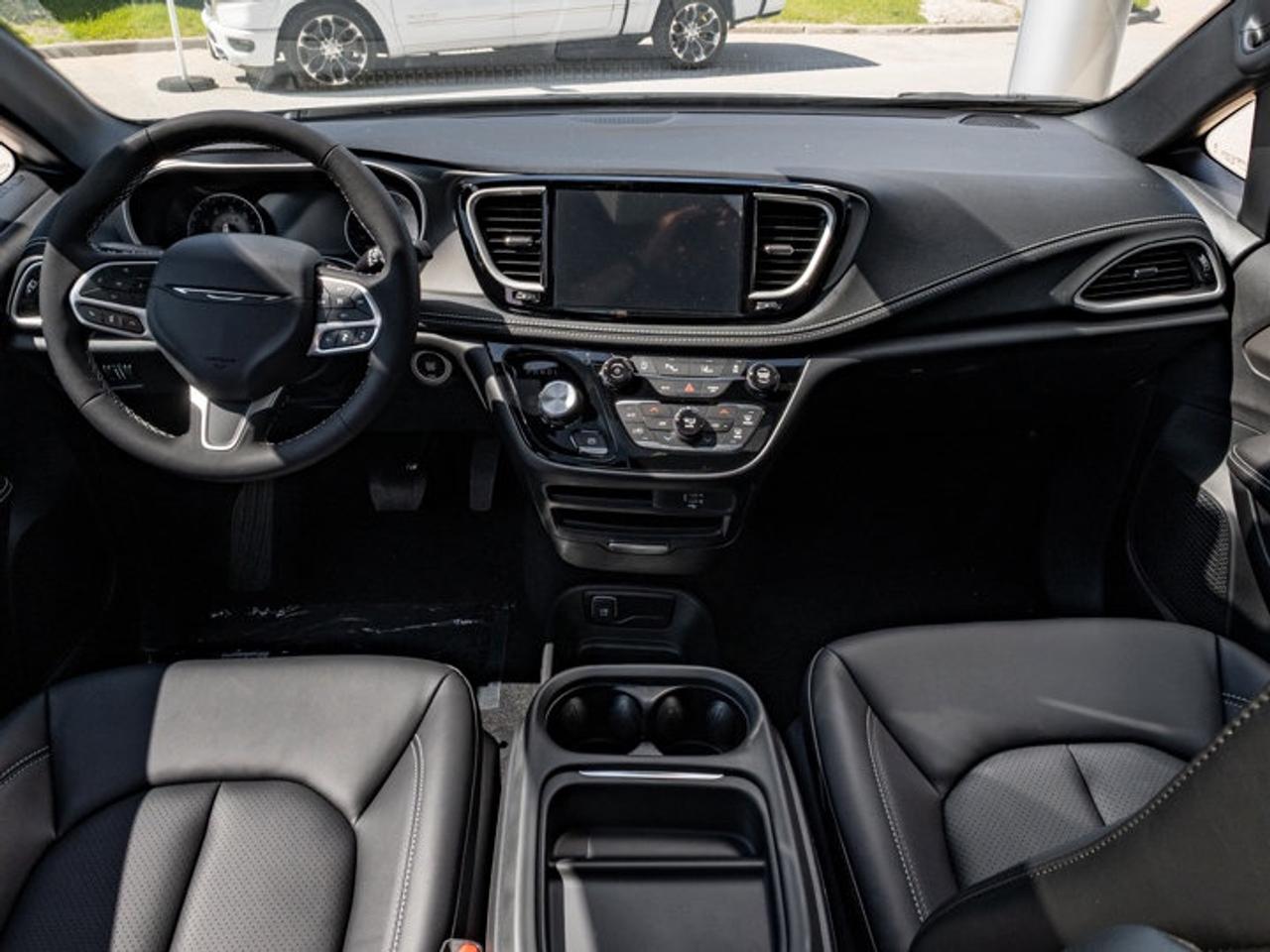2027 Chrysler Pacifica Select Photo