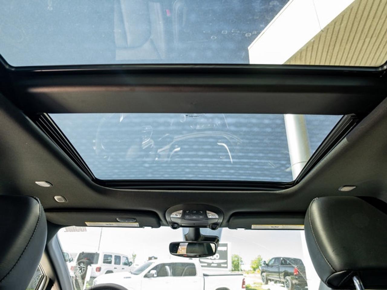 2027 Chrysler Pacifica Select Photo