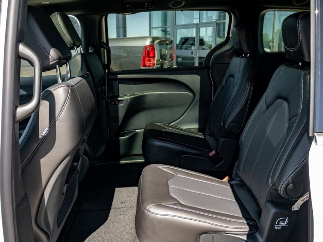 2027 Chrysler Pacifica Select Photo
