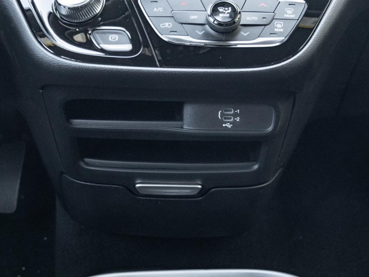 2027 Dodge Grand Caravan SXT Photo