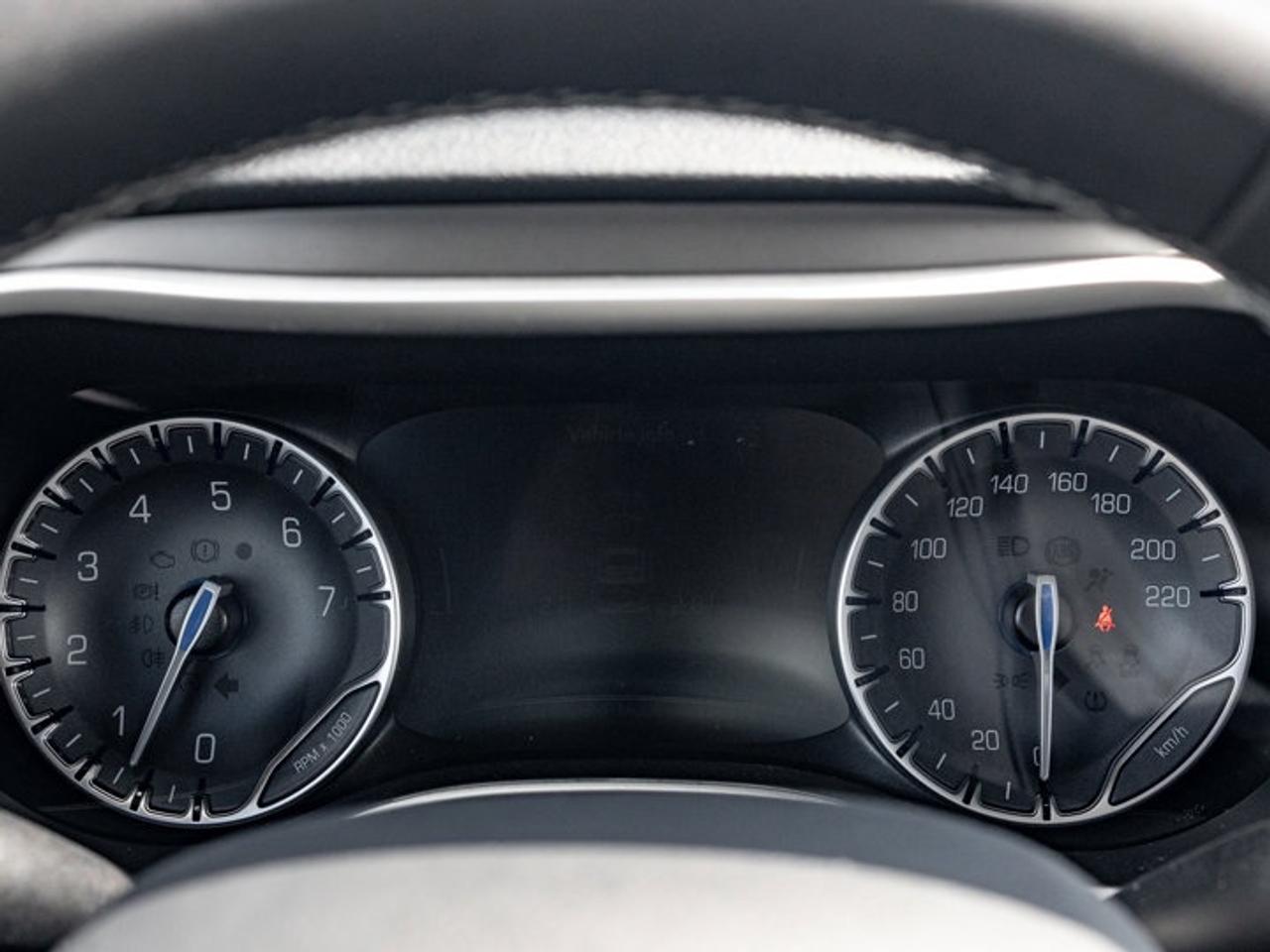 2027 Chrysler Pacifica Select Photo3