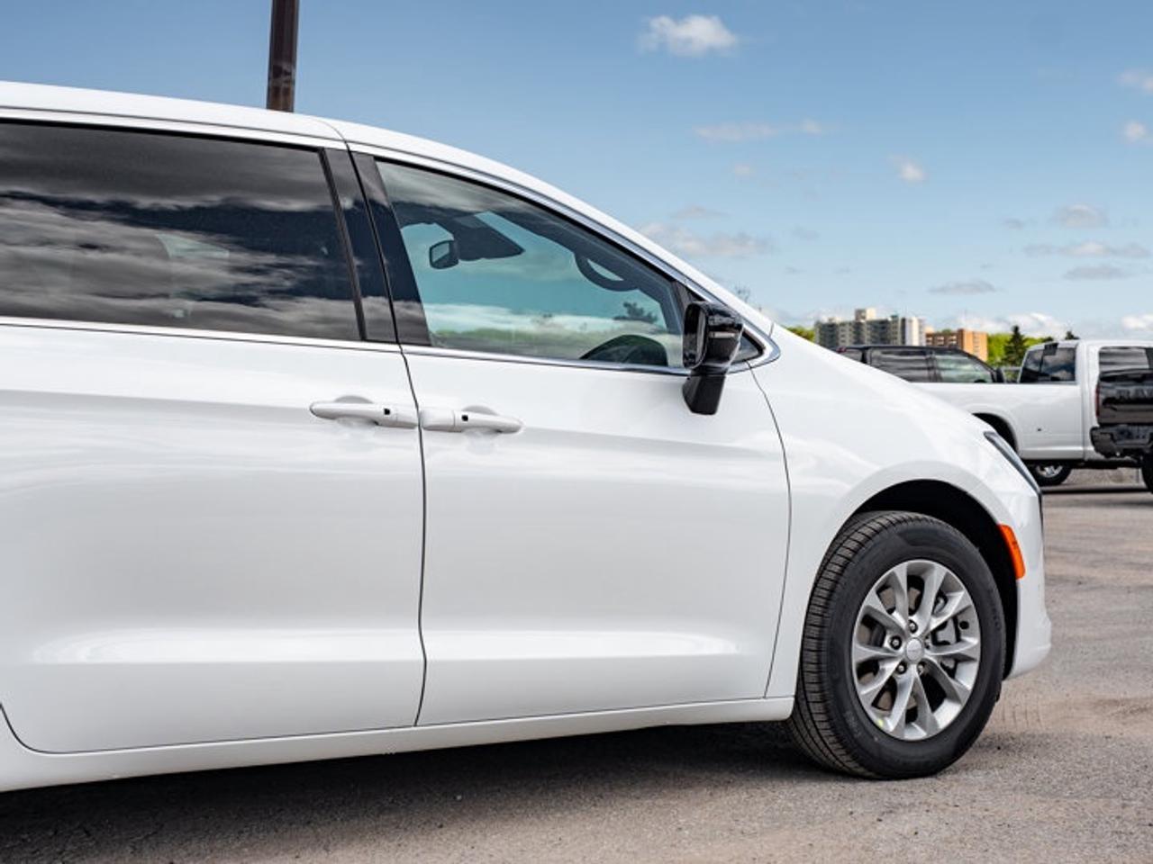 2027 Chrysler Pacifica Select Photo