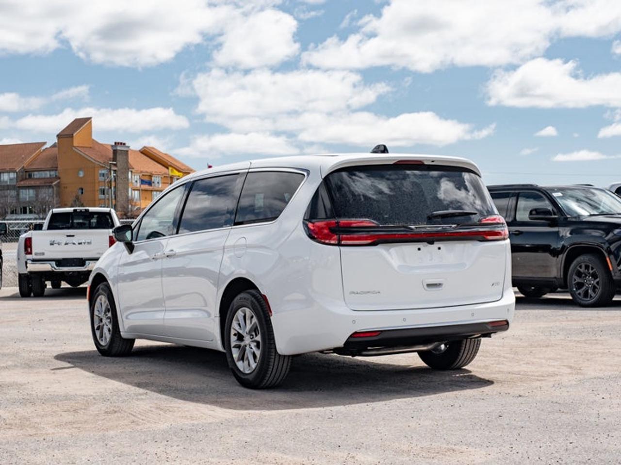 2027 Chrysler Pacifica Select Photo