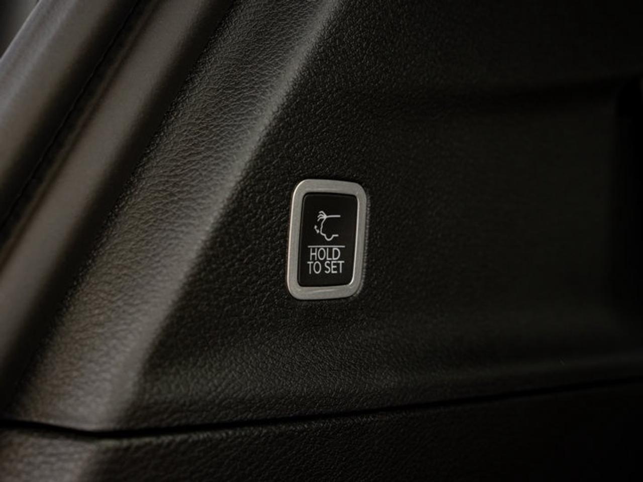 2027 Chrysler Pacifica Select Photo