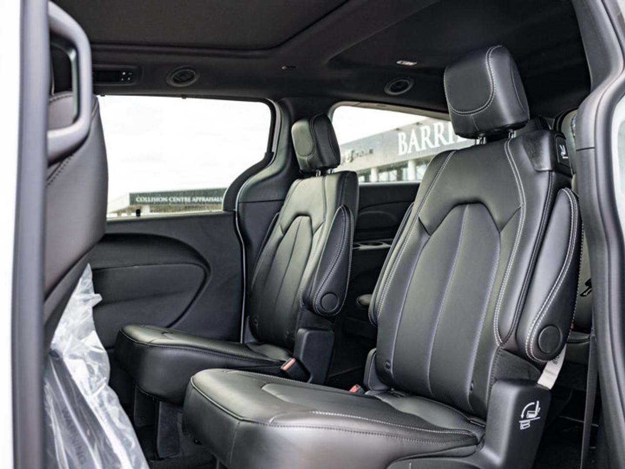2027 Chrysler Pacifica Select Photo