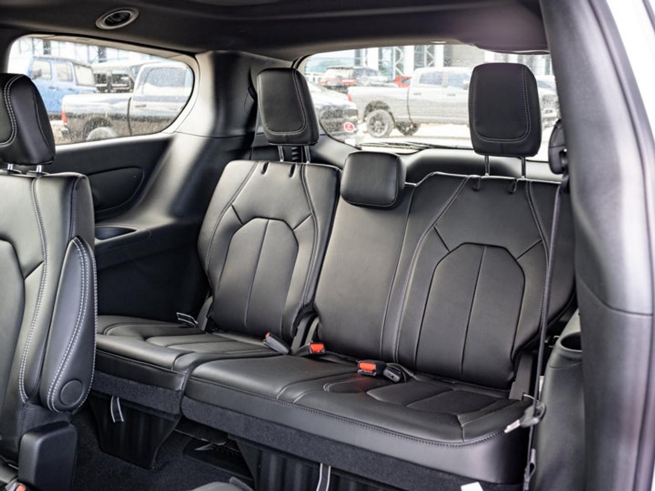 2027 Chrysler Pacifica Select Photo