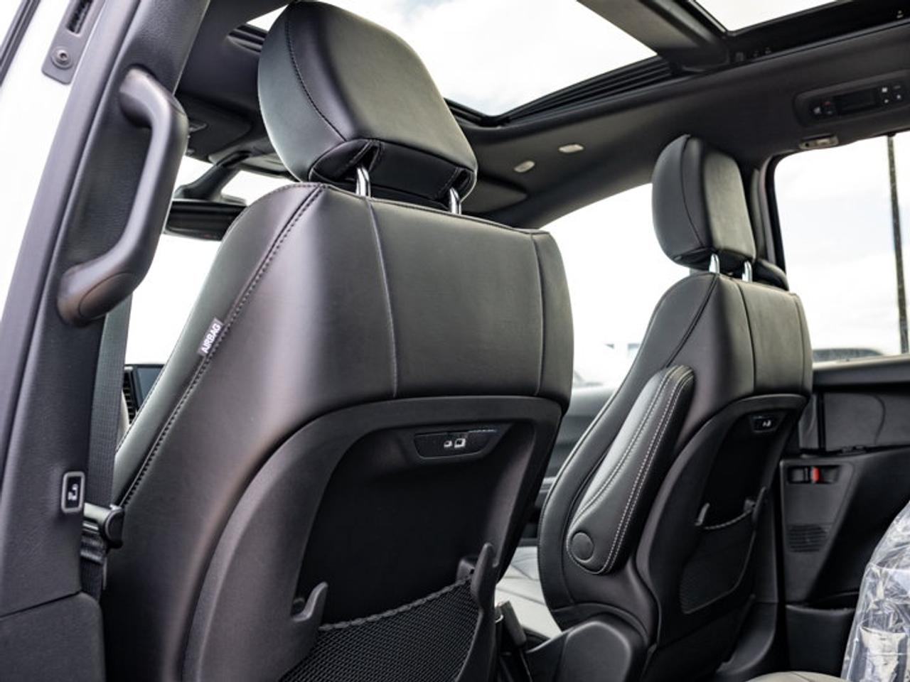 2027 Chrysler Pacifica Select Photo
