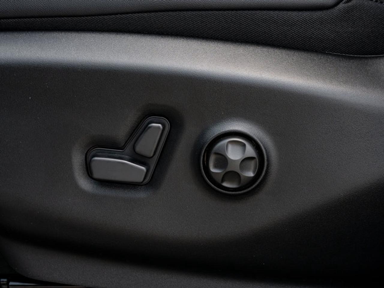 2027 Chrysler Pacifica Select Photo