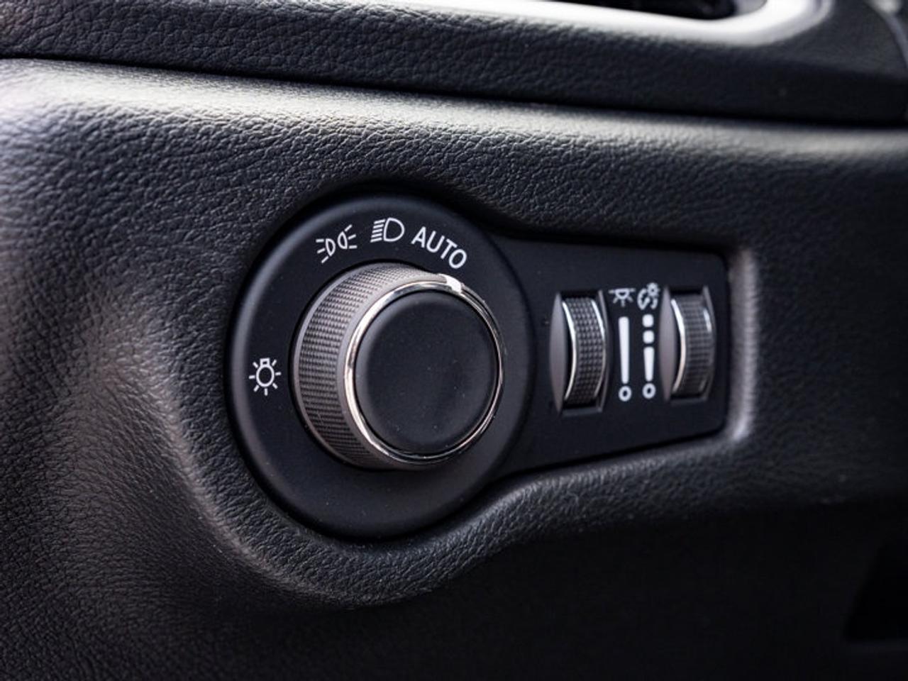 2027 Chrysler Pacifica Select Photo