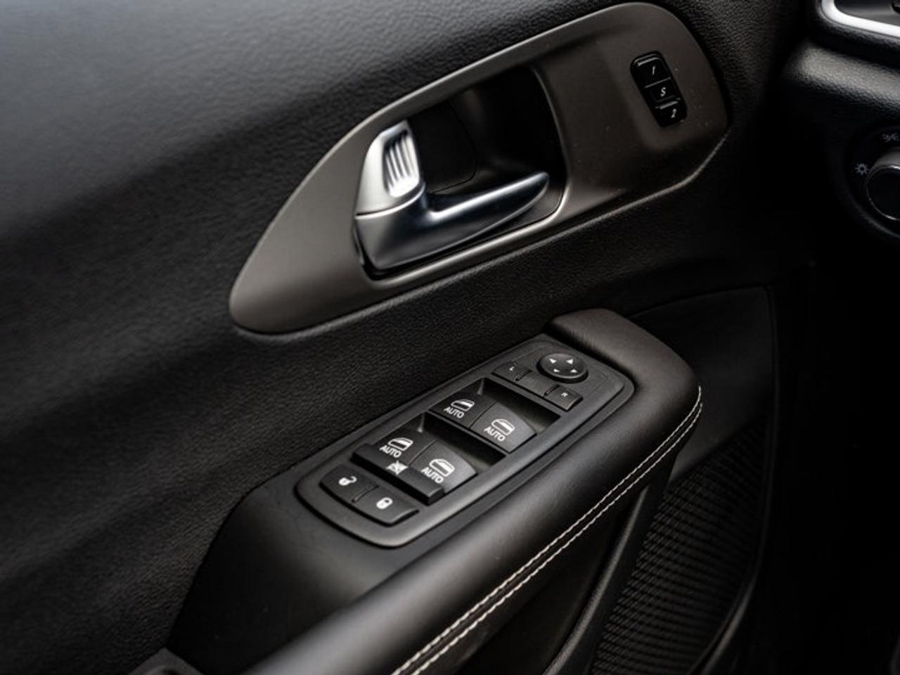2027 Chrysler Pacifica Select Photo