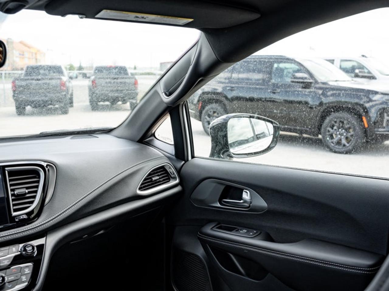 2027 Chrysler Pacifica Select Photo
