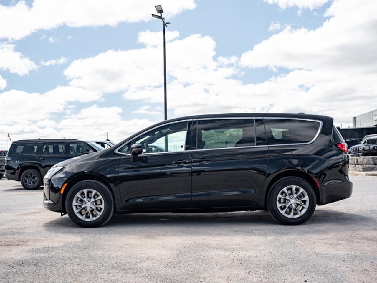 2027 Chrysler Pacifica Select Photo