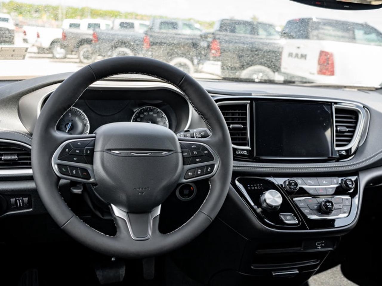 2027 Chrysler Pacifica Select Photo