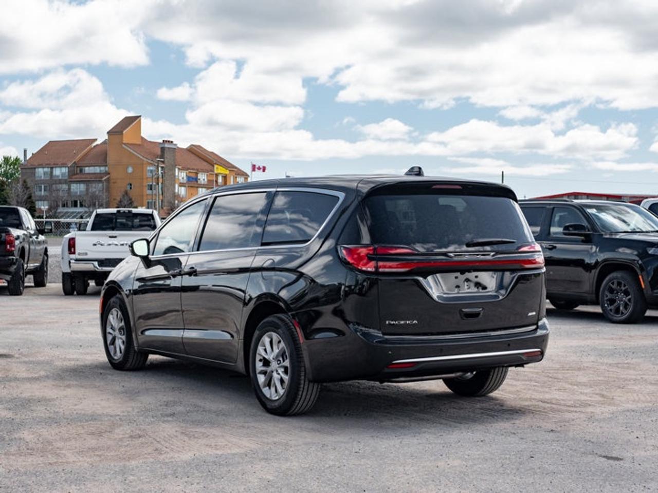 2027 Chrysler Pacifica Select Photo
