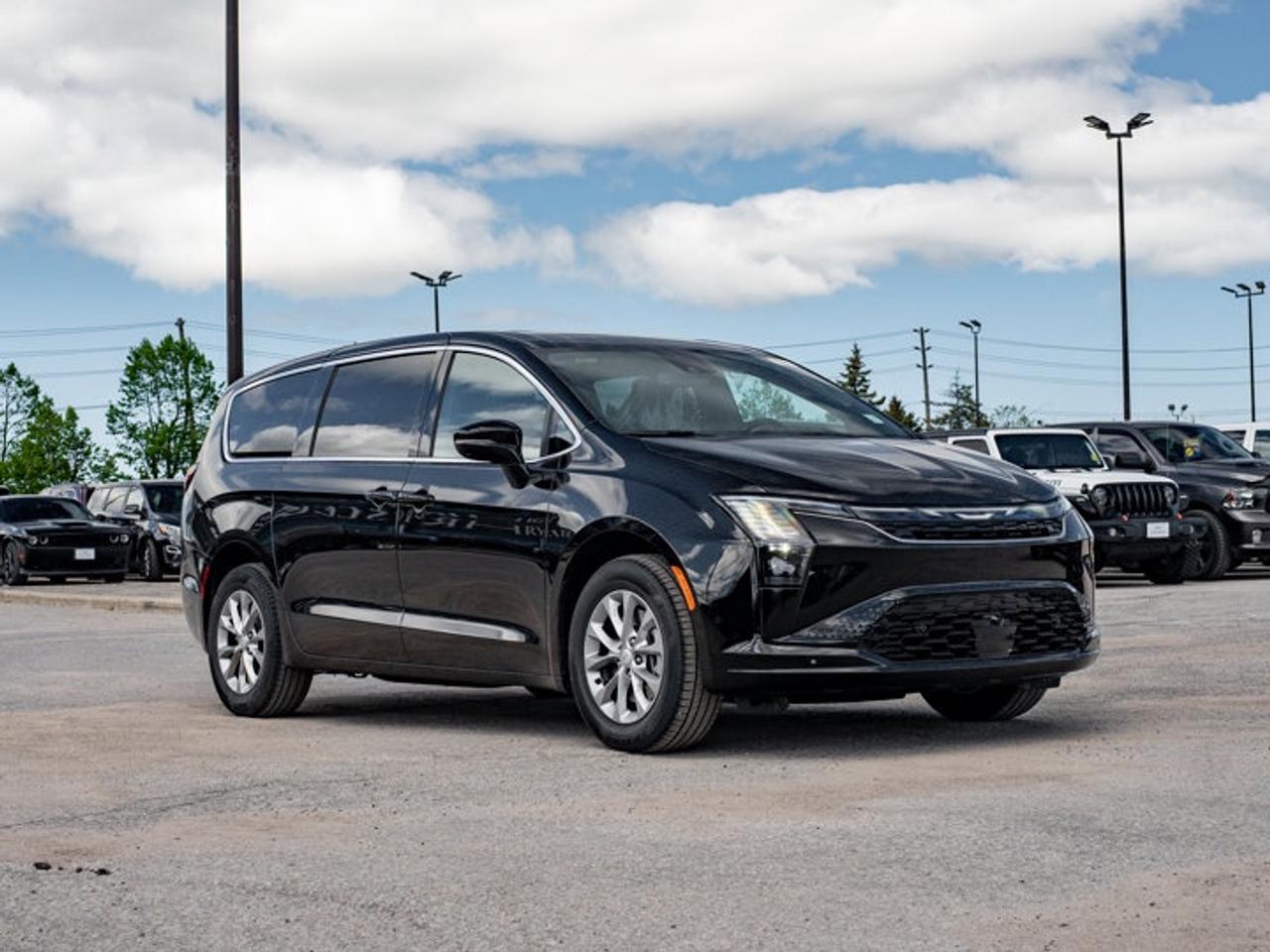 2027 Chrysler Pacifica Select Photo