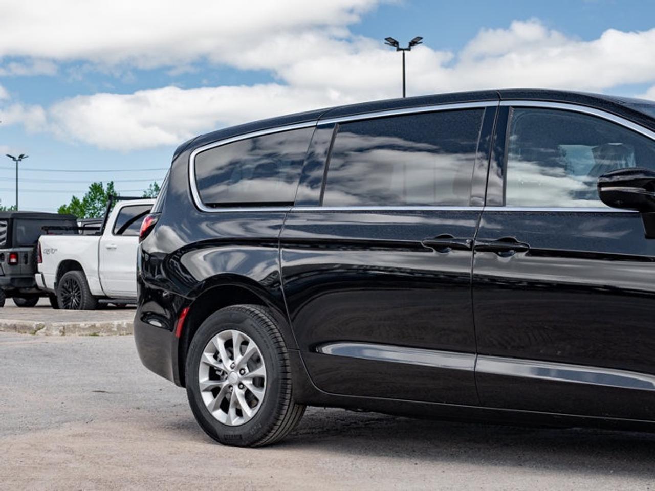 2027 Chrysler Pacifica Select Photo