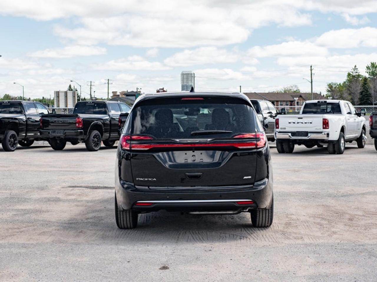 2027 Chrysler Pacifica Select Photo