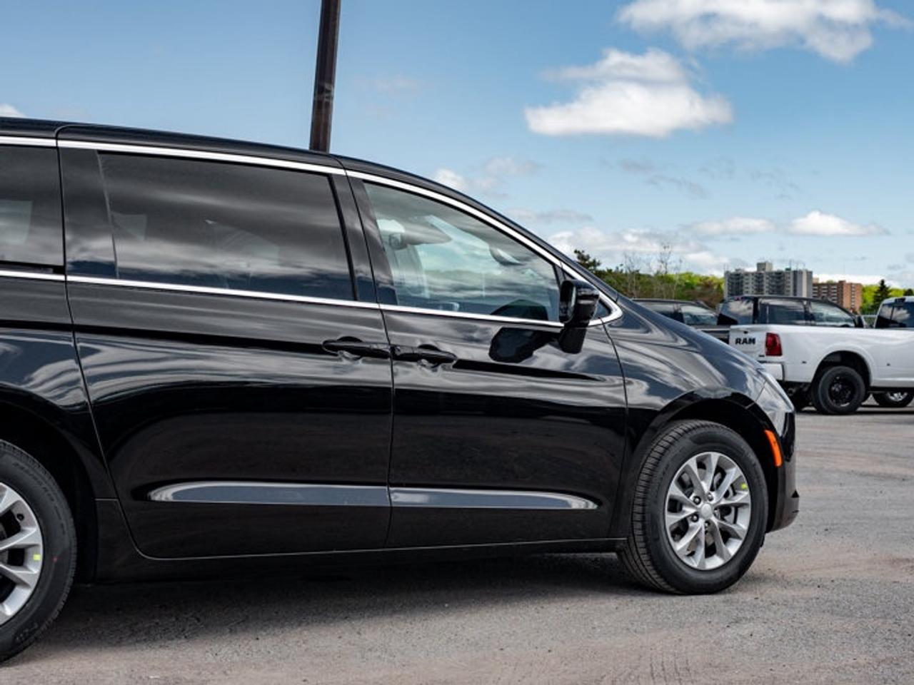 2027 Chrysler Pacifica Select Photo