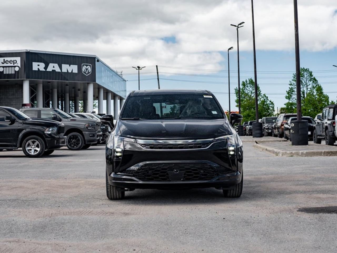 2027 Chrysler Pacifica Select Photo