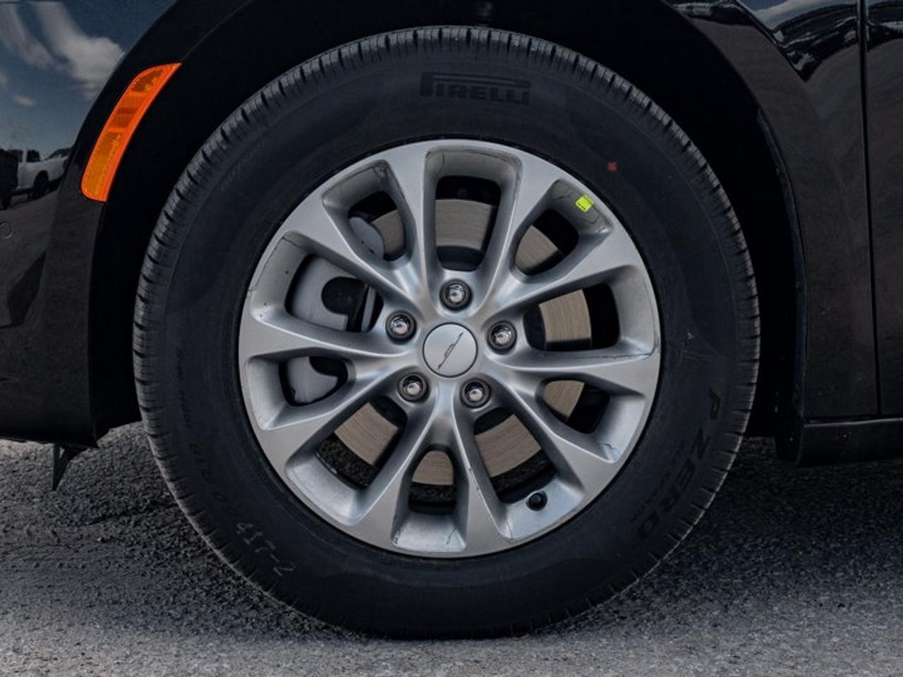 2027 Chrysler Pacifica Select Photo
