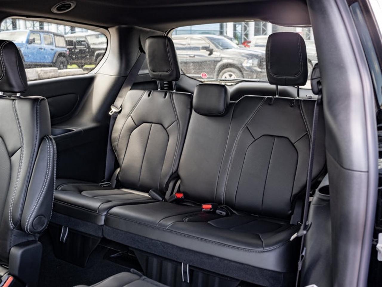 2027 Chrysler Pacifica Select Photo