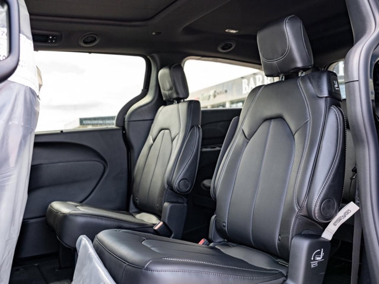 2027 Chrysler Pacifica Select Photo