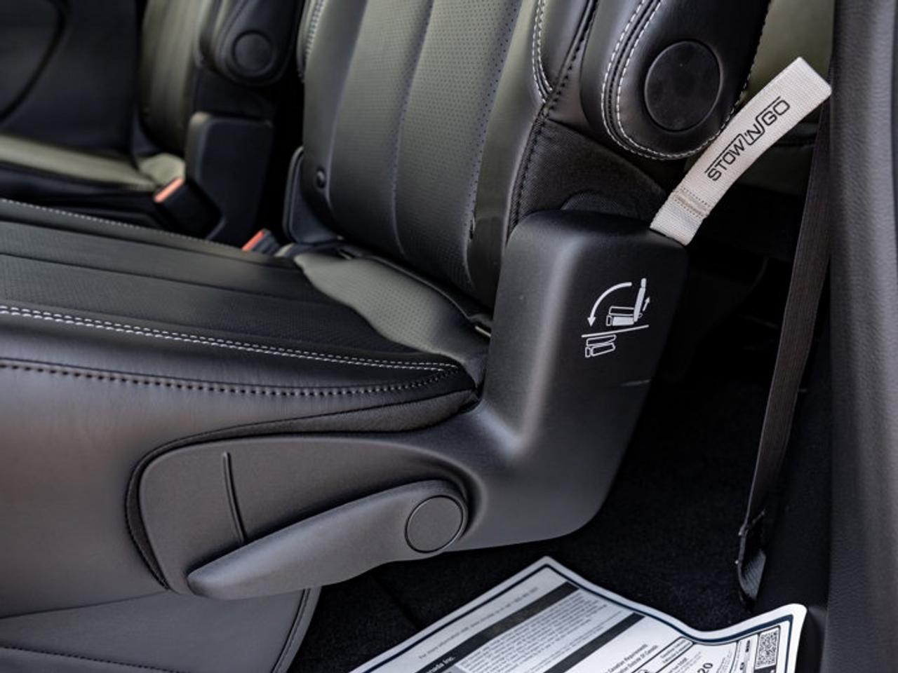 2027 Chrysler Pacifica Select Photo