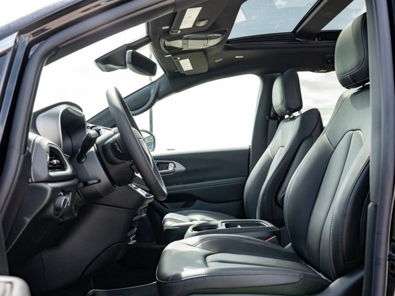 2027 Chrysler Pacifica Select Photo