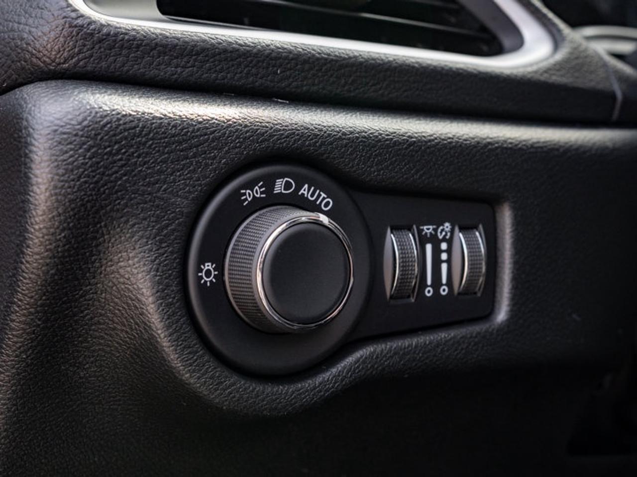 2027 Chrysler Pacifica Select Photo