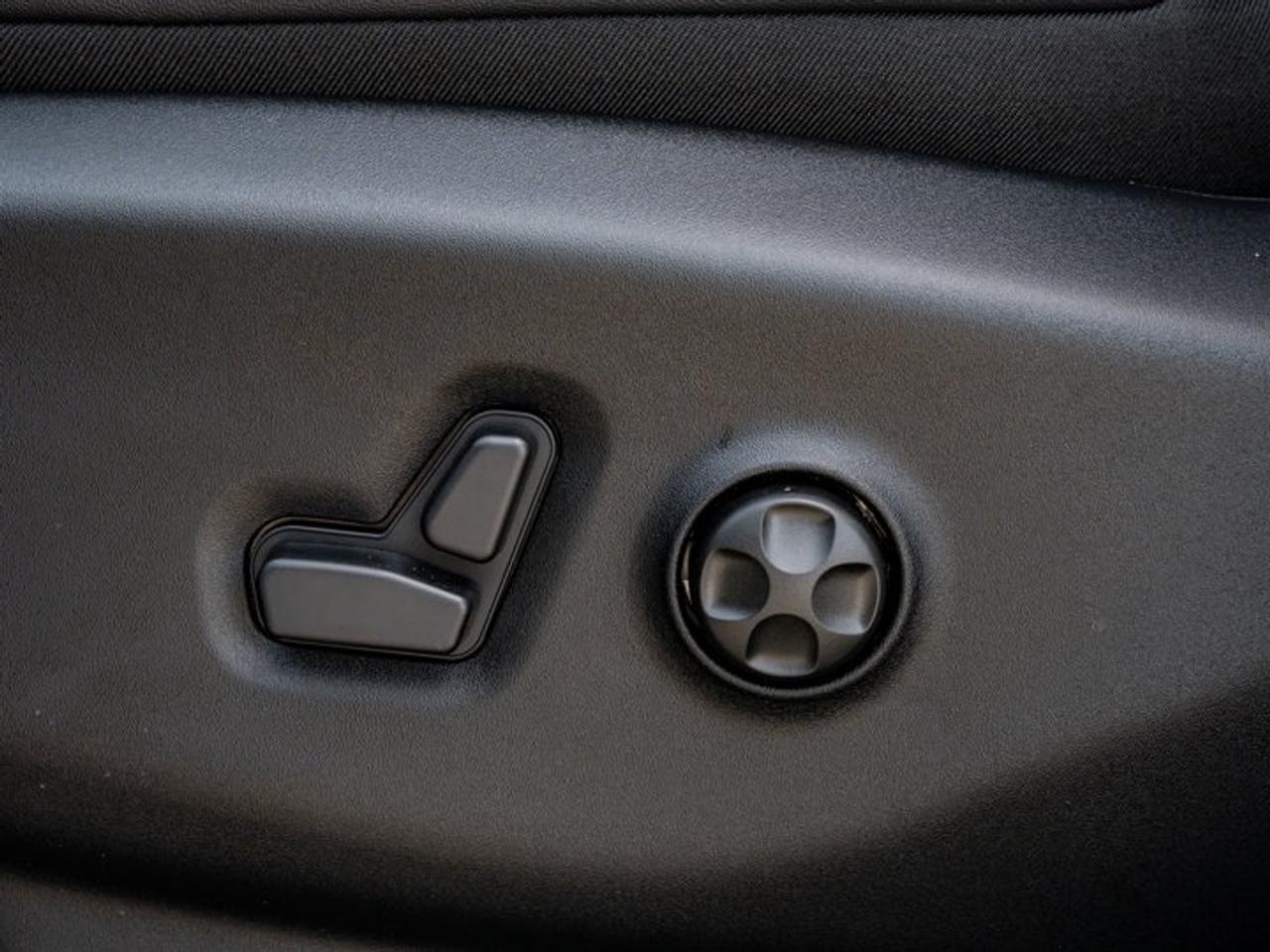 2027 Chrysler Pacifica Select Photo