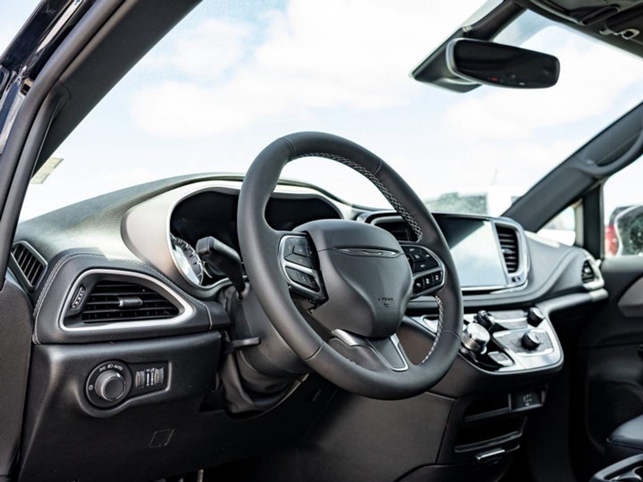 2027 Chrysler Pacifica Select Photo