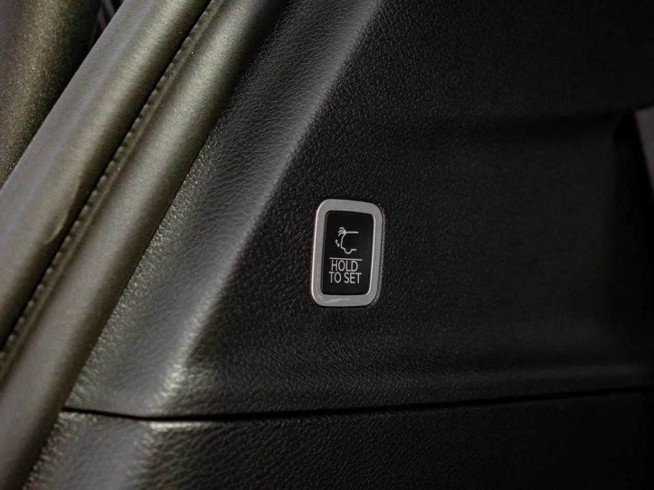 2027 Chrysler Pacifica Select Photo