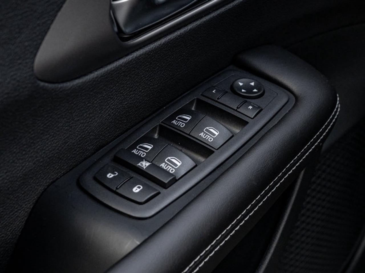 2027 Chrysler Pacifica Select Photo