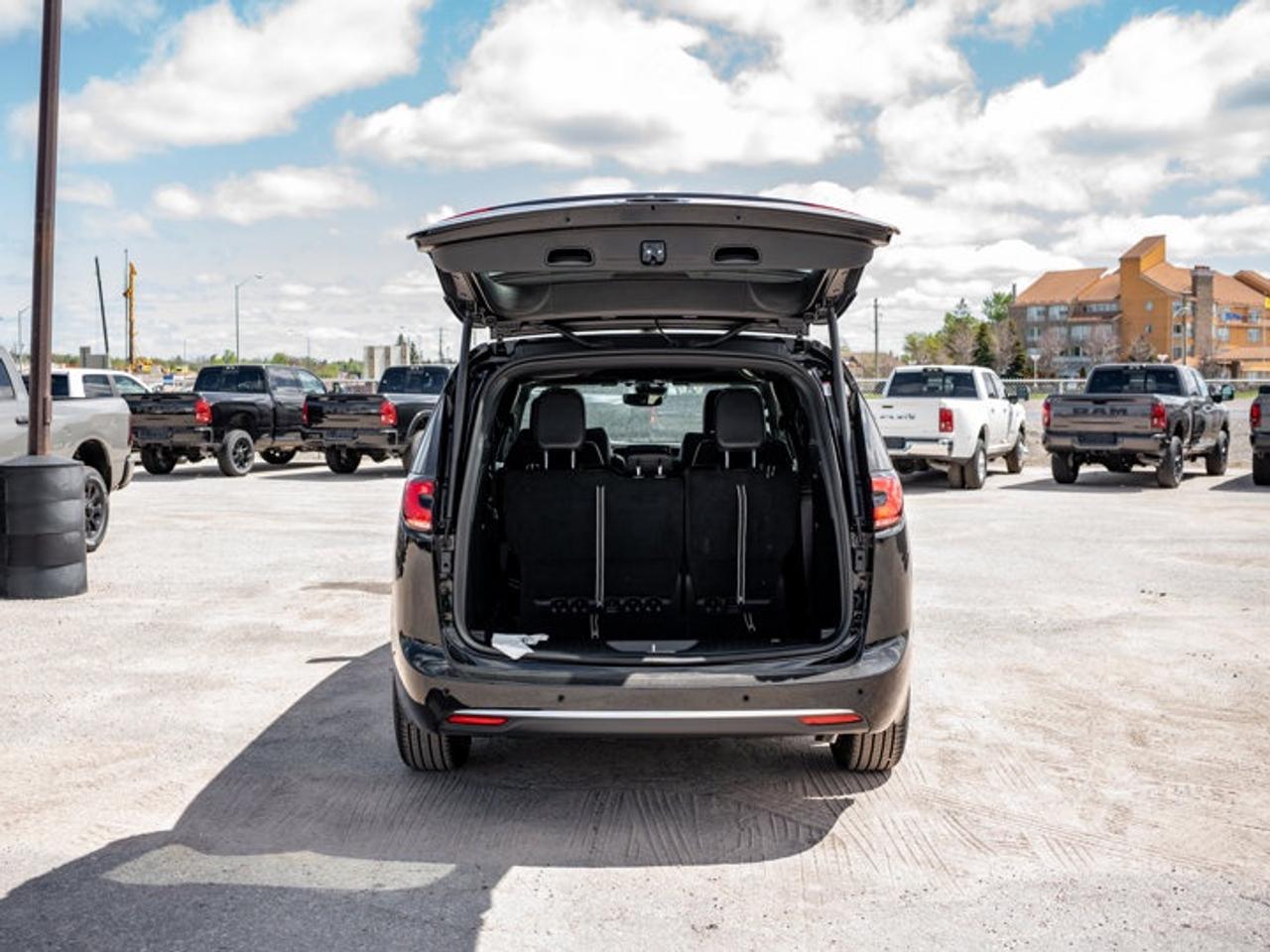 2027 Chrysler Pacifica Select Photo