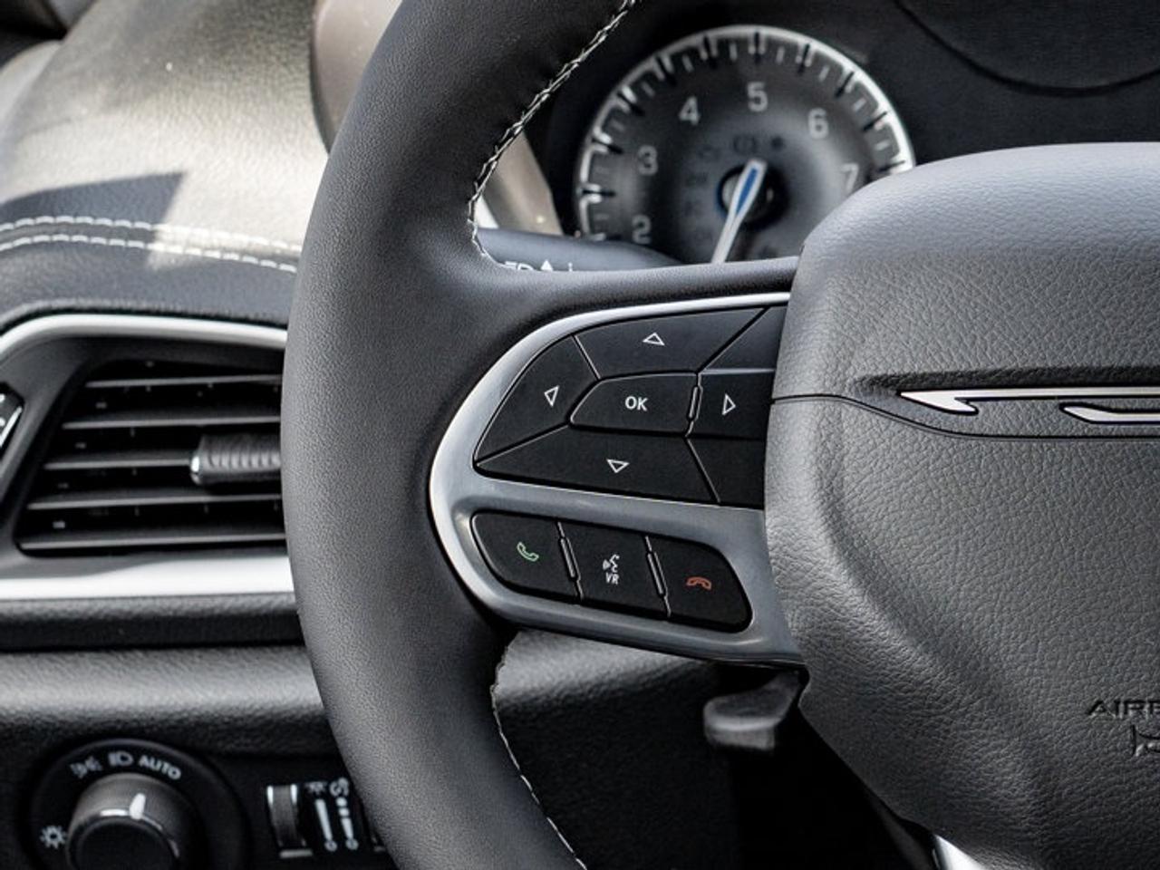 2027 Chrysler Pacifica Select Photo