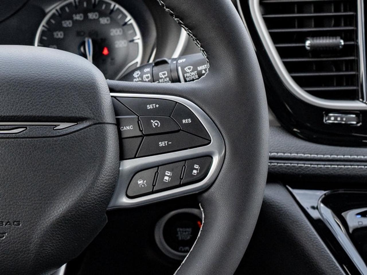 2027 Chrysler Pacifica Select Photo