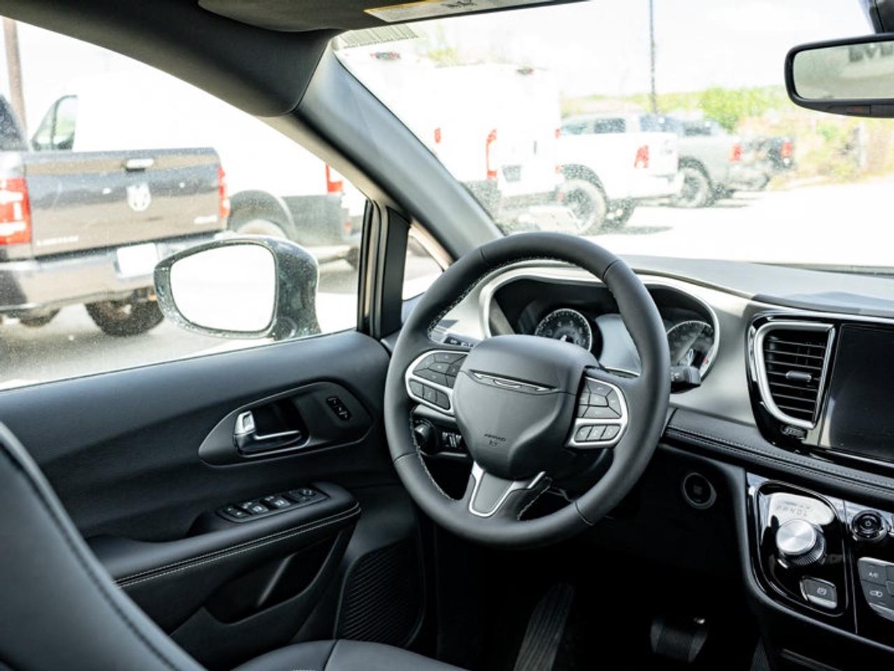 2027 Chrysler Pacifica Select Photo