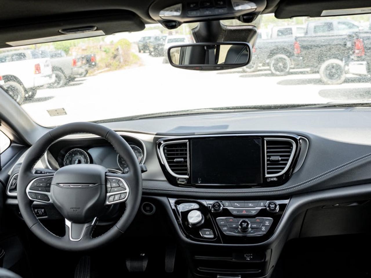 2027 Chrysler Pacifica Select Photo