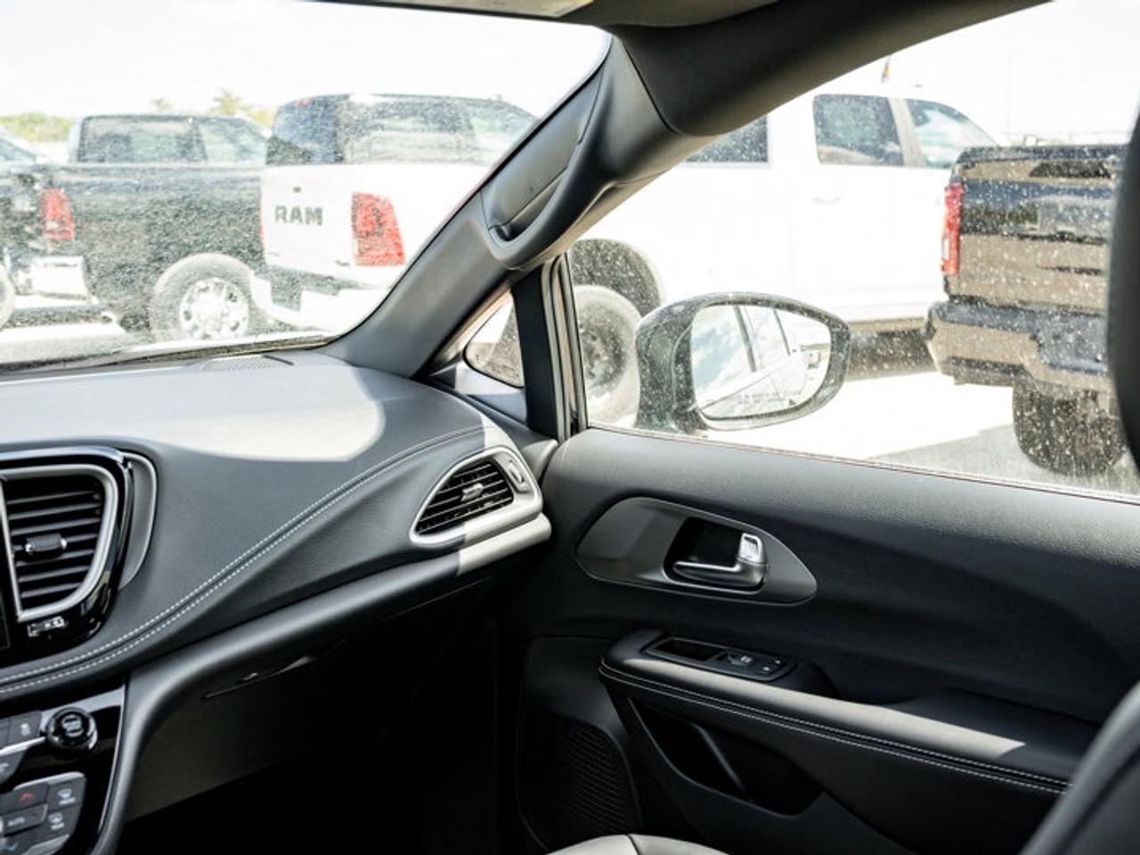 2027 Chrysler Pacifica Select Photo