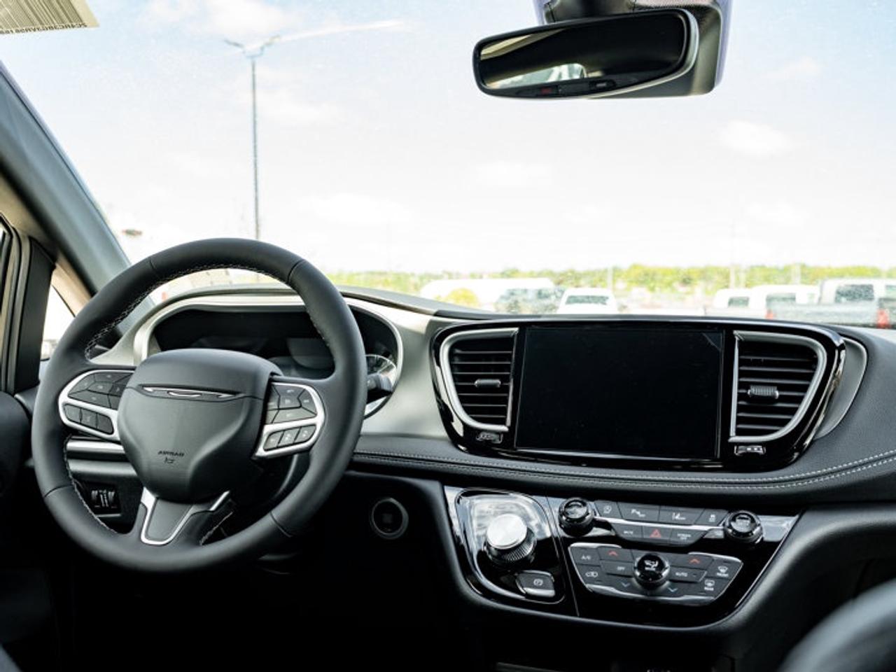 2027 Chrysler Pacifica Select Photo